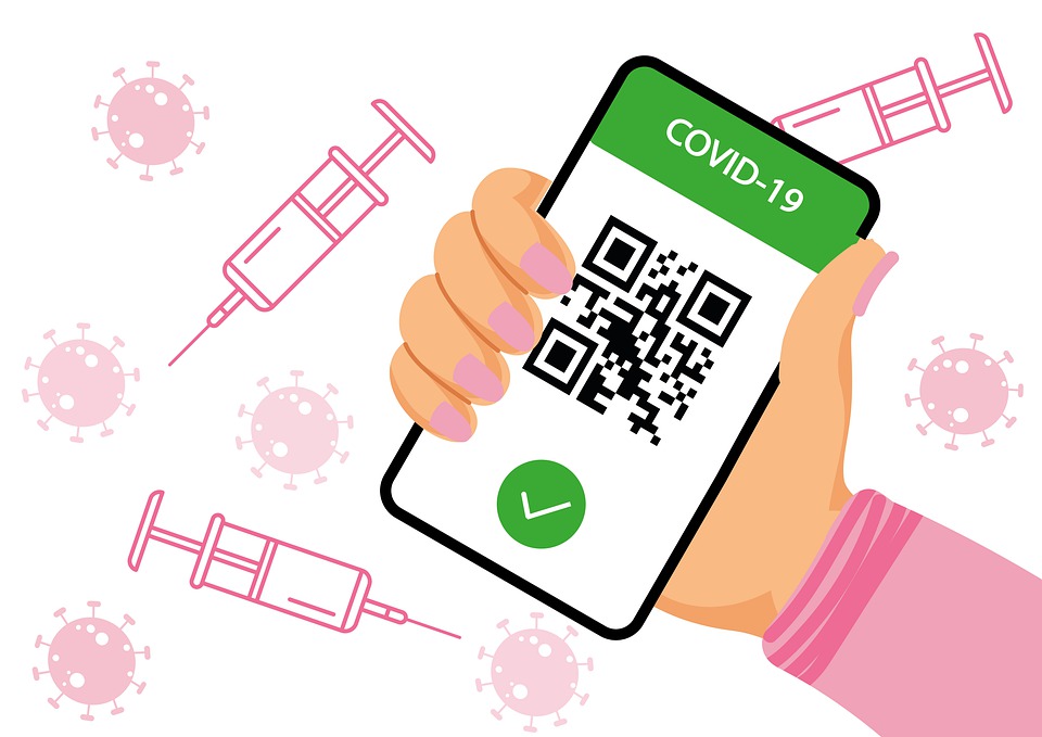 main tendue avec smartphone affichant un certificat covid-19